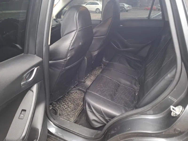 Mazda cx-5 2-л. 2011 год, пробег родной 102т. в отличном состоянии, замена масло каждые 7т. нюансы: машина была в не большом дтп, треснуто лобовое, по кузову не большая мятина задней правой двери, трещина на заднем бампере, на фото видно. переднее крыло заменено. коробка от столкновения с бардюром пинает на первой скорости, остальные переключает хорошо. после устранения последствий дтп езжу уже почти год, машина работает на отлично, не считая пинка коробки. цена 1,350 🍋 не большой торг. +79496850364 📞 звоните: +7(949)6850364 - фотография - 5