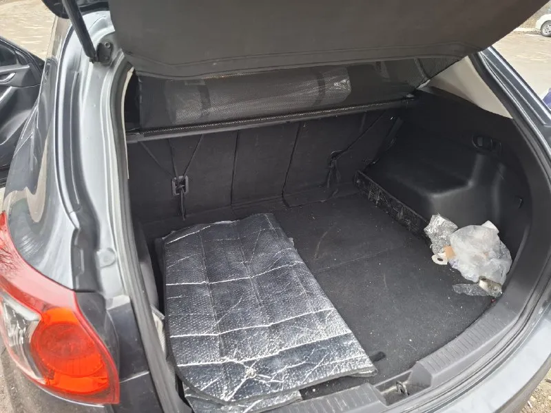 Mazda cx-5 2-л. 2011 год, пробег родной 102т. в отличном состоянии, замена масло каждые 7т. нюансы: машина была в не большом дтп, треснуто лобовое, по кузову не большая мятина задней правой двери, трещина на заднем бампере, на фото видно. переднее крыло заменено. коробка от столкновения с бардюром пинает на первой скорости, остальные переключает хорошо. после устранения последствий дтп езжу уже почти год, машина работает на отлично, не считая пинка коробки. цена 1,350 🍋 не большой торг. +79496850364 📞 звоните: +7(949)6850364 - фотография - 7