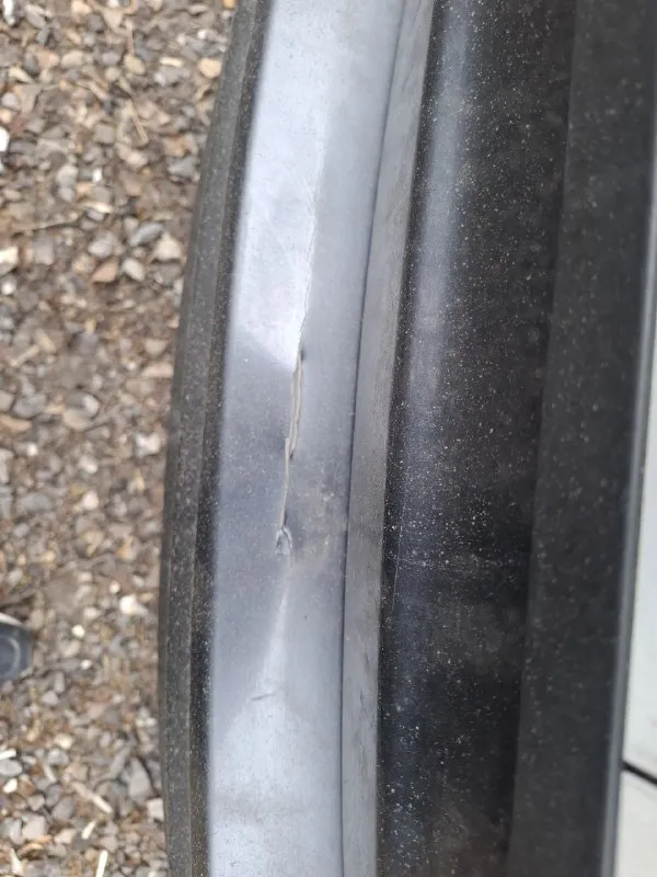 Mazda cx-5 2-л. 2011 год, пробег родной 102т. в отличном состоянии, замена масло каждые 7т. нюансы: машина была в не большом дтп, треснуто лобовое, по кузову не большая мятина задней правой двери, трещина на заднем бампере, на фото видно. переднее крыло заменено. коробка от столкновения с бардюром пинает на первой скорости, остальные переключает хорошо. после устранения последствий дтп езжу уже почти год, машина работает на отлично, не считая пинка коробки. цена 1,350 🍋 не большой торг. +79496850364 📞 звоните: +7(949)6850364 - фотография - 9