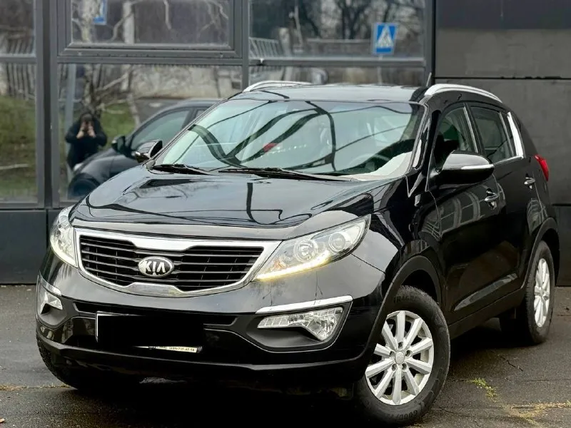 В продаже kia sportage 2013 года с одним владельцем за все время эксплуатации, без дтп в родном окрасе, мотор 2.0 бензин в паре с автоматической коробкой передач, мотор работает отлично, коробка также без нареканий, автомобиль в отличном состоянии, кузов целый без рыжоков и ржавчины, ходовая часть обслужена, электрика вся исправна, вложений не требует, готов на любые проверки с вашей стороны. комплектация: двух зонный климат контроль, круиз контроль, подушки безопасности, abs, помощь при спуске, подогрев зеркал, подогрев всех сидушек, борт компьютер, 4эл стеклоподъемника, эл складывания зеркал, датчик света и дождя и многое другое… цена 1.335.000 торг +79494593578 возможен обмен - фотография - 3