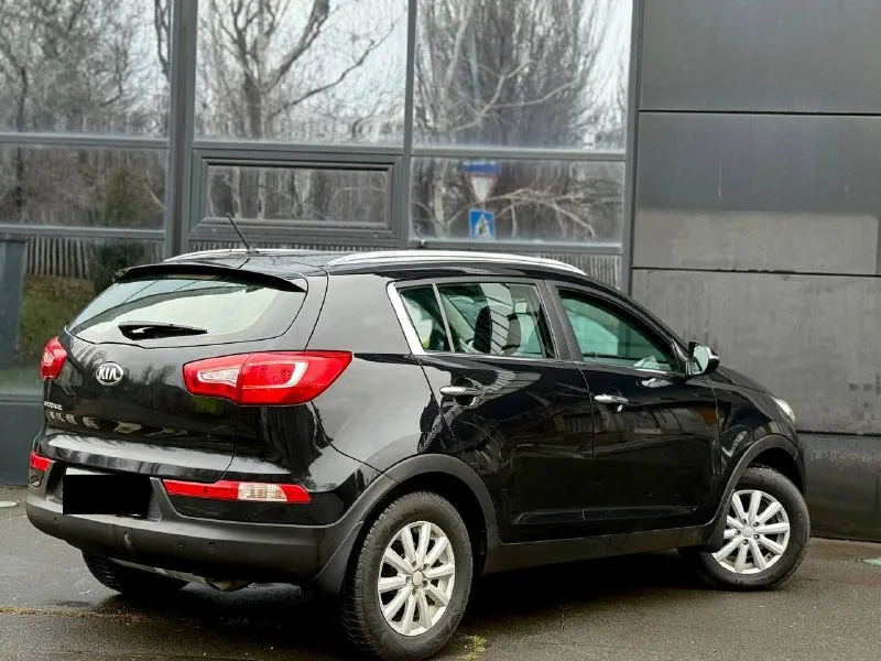 В продаже kia sportage 2013 года с одним владельцем за все время эксплуатации, без дтп в родном окрасе, мотор 2.0 бензин в паре с автоматической коробкой передач, мотор работает отлично, коробка также без нареканий, автомобиль в отличном состоянии, кузов целый без рыжоков и ржавчины, ходовая часть обслужена, электрика вся исправна, вложений не требует, готов на любые проверки с вашей стороны. комплектация: двух зонный климат контроль, круиз контроль, подушки безопасности, abs, помощь при спуске, подогрев зеркал, подогрев всех сидушек, борт компьютер, 4эл стеклоподъемника, эл складывания зеркал, датчик света и дождя и многое другое… цена 1.335.000 торг +79494593578 возможен обмен - фотография - 4