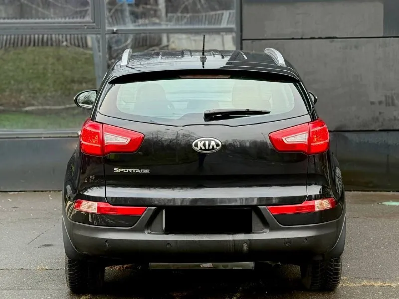 В продаже kia sportage 2013 года с одним владельцем за все время эксплуатации, без дтп в родном окрасе, мотор 2.0 бензин в паре с автоматической коробкой передач, мотор работает отлично, коробка также без нареканий, автомобиль в отличном состоянии, кузов целый без рыжоков и ржавчины, ходовая часть обслужена, электрика вся исправна, вложений не требует, готов на любые проверки с вашей стороны. комплектация: двух зонный климат контроль, круиз контроль, подушки безопасности, abs, помощь при спуске, подогрев зеркал, подогрев всех сидушек, борт компьютер, 4эл стеклоподъемника, эл складывания зеркал, датчик света и дождя и многое другое… цена 1.335.000 торг +79494593578 возможен обмен - фотография - 5