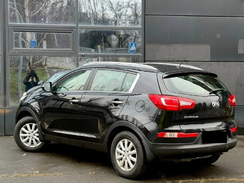 В продаже kia sportage 2013 года с одним владельцем за все время эксплуатации, без дтп в родном окрасе, мотор 2.0 бензин в паре с автоматической коробкой передач, мотор работает отлично, коробка также без нареканий, автомобиль в отличном состоянии, кузов целый без рыжоков и ржавчины, ходовая часть обслужена, электрика вся исправна, вложений не требует, готов на любые проверки с вашей стороны. комплектация: двух зонный климат контроль, круиз контроль, подушки безопасности, abs, помощь при спуске, подогрев зеркал, подогрев всех сидушек, борт компьютер, 4эл стеклоподъемника, эл складывания зеркал, датчик света и дождя и многое другое… цена 1.335.000 торг +79494593578 возможен обмен - фотография - 6