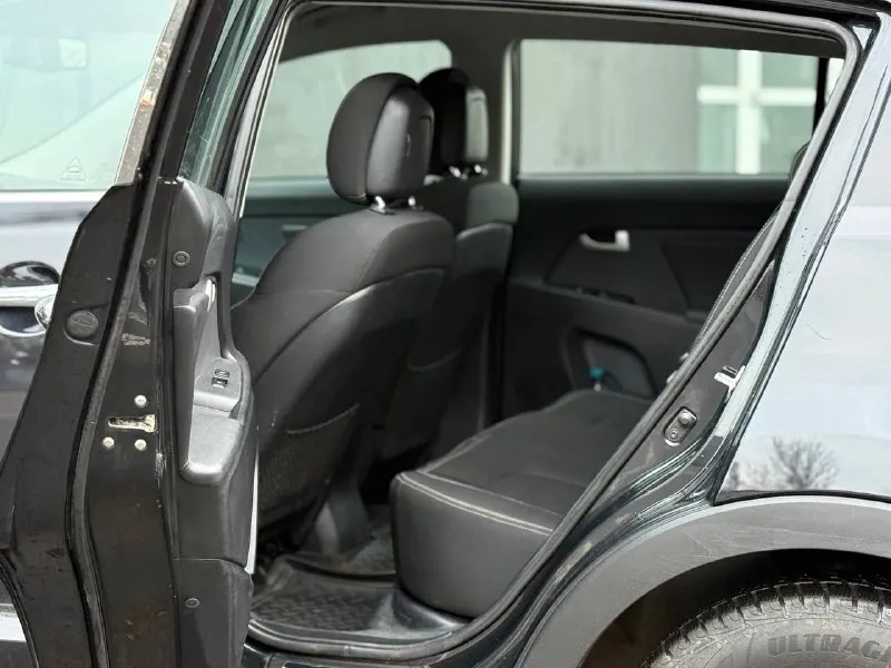 В продаже kia sportage 2013 года с одним владельцем за все время эксплуатации, без дтп в родном окрасе, мотор 2.0 бензин в паре с автоматической коробкой передач, мотор работает отлично, коробка также без нареканий, автомобиль в отличном состоянии, кузов целый без рыжоков и ржавчины, ходовая часть обслужена, электрика вся исправна, вложений не требует, готов на любые проверки с вашей стороны. комплектация: двух зонный климат контроль, круиз контроль, подушки безопасности, abs, помощь при спуске, подогрев зеркал, подогрев всех сидушек, борт компьютер, 4эл стеклоподъемника, эл складывания зеркал, датчик света и дождя и многое другое… цена 1.335.000 торг +79494593578 возможен обмен - фотография - 7