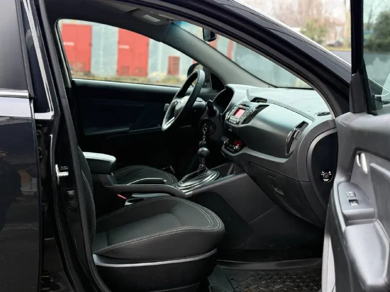 В продаже kia sportage 2013 года с одним владельцем за все время эксплуатации, без дтп в родном окрасе, мотор 2.0 бензин в паре с автоматической коробкой передач, мотор работает отлично, коробка также без нареканий, автомобиль в отличном состоянии, кузов целый без рыжоков и ржавчины, ходовая часть обслужена, электрика вся исправна, вложений не требует, готов на любые проверки с вашей стороны. комплектация: двух зонный климат контроль, круиз контроль, подушки безопасности, abs, помощь при спуске, подогрев зеркал, подогрев всех сидушек, борт компьютер, 4эл стеклоподъемника, эл складывания зеркал, датчик света и дождя и многое другое… цена 1.335.000 торг +79494593578 возможен обмен - фотография - 8