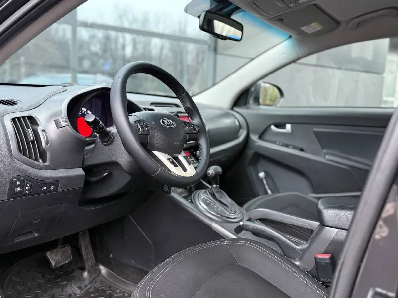 В продаже kia sportage 2013 года с одним владельцем за все время эксплуатации, без дтп в родном окрасе, мотор 2.0 бензин в паре с автоматической коробкой передач, мотор работает отлично, коробка также без нареканий, автомобиль в отличном состоянии, кузов целый без рыжоков и ржавчины, ходовая часть обслужена, электрика вся исправна, вложений не требует, готов на любые проверки с вашей стороны. комплектация: двух зонный климат контроль, круиз контроль, подушки безопасности, abs, помощь при спуске, подогрев зеркал, подогрев всех сидушек, борт компьютер, 4эл стеклоподъемника, эл складывания зеркал, датчик света и дождя и многое другое… цена 1.335.000 торг +79494593578 возможен обмен - фотография - 9