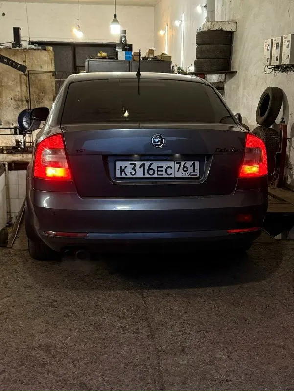 Обмен не интересует! продам skoda октавия а5 рест в очень хорошем состоянии. 1.4 tsi, кпп механика 6-ти ступенчатая декабрь 2011 г. в. 3 владельца. мотор работает идеально ровно, масло от замены до замены доливаю грамм 200 (6.000-7.000kм) не троит, не дымит. едет очень бодро. ходовая обслужена, без посторонних звуков. кпп работает как положено. 4 электро стеклоподьёмника, подогревы передних сидений, кондиционер(заправлен летом, полностью исправен), штатные парктроники, led лампы в птф и ближнем. датчик света, датчик дождя. родной пробег 219.000, подтвержден автотекой. два ключа, сервисная книга с первого дня использования. продаю на 17х легкосплавах, летнюю резину также отдам. любые проверки только приветствуются 850.000₽ торг +7 949 314 95 95 📞 звоните: +7(949)3149595 - фотография - 4