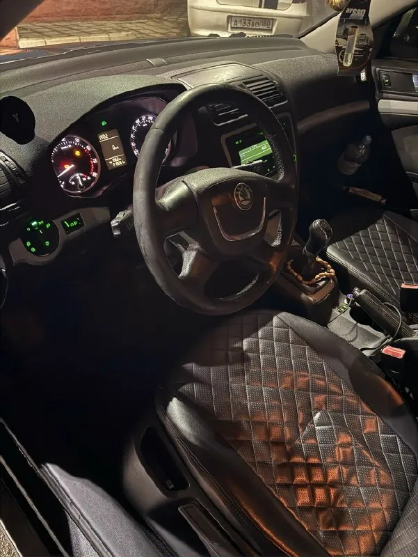 Обмен не интересует! продам skoda октавия а5 рест в очень хорошем состоянии. 1.4 tsi, кпп механика 6-ти ступенчатая декабрь 2011 г. в. 3 владельца. мотор работает идеально ровно, масло от замены до замены доливаю грамм 200 (6.000-7.000kм) не троит, не дымит. едет очень бодро. ходовая обслужена, без посторонних звуков. кпп работает как положено. 4 электро стеклоподьёмника, подогревы передних сидений, кондиционер(заправлен летом, полностью исправен), штатные парктроники, led лампы в птф и ближнем. датчик света, датчик дождя. родной пробег 219.000, подтвержден автотекой. два ключа, сервисная книга с первого дня использования. продаю на 17х легкосплавах, летнюю резину также отдам. любые проверки только приветствуются 850.000₽ торг +7 949 314 95 95 📞 звоните: +7(949)3149595 - фотография - 7