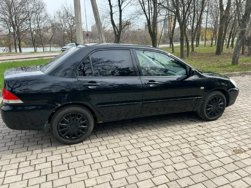 Mitsubishi lancer 1.6 год выпуска: 2007 двигатель: 1.6 л коробка передач: механика привод: передний ✅ техническое состояние: нареканий нет, машина на уверенном ходу! ✅ комплектация: - кондиционер - электростеклоподъемники - подогрев сидений - регулировка зеркал - центральный замок 🔹 салон: ухоженный, 2 комплекта ключей, 2 комплекта шин (лето/зима). 🔹 лкп: есть незначительные нюансы (рыжики). 📄 документы: чистые, проблем нет. 🔍 проверки: возможны за ваш счет. 💰 цена:340 000руб(торг у капота) 📍 город: донецк 📞 контакты: +7 949 370 34 84 📞 звоните: +7(949)3703484 - фотография - 2
