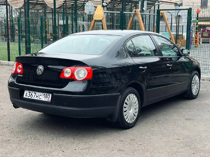Продам vw passat b6 авто в редком состоянии и комплектации. двигатель простой 1.6 бензин (bse) 102л. с. и мкпп 5ст. 178000км. оригинального пробега подтвержденного заказ нарядами, сервисной книгой и автотекой. за всю историю 2 владельца, первый владел около 15лет. 2 ключа. автотека зеленая. по двигателю вопросов нет, масло не подъедает. кпп так же без проблем, сцепление мягкое. ходовка без стуков и прочих дефектов. кузов полностью в заводском окрасе, без вмятин, ржавчин, вздутостей и прочих дефектов. резина зима yokohama 2024г. в. в отличном состоянии. по комплектации 2-х. зонный климат(рабочий), передние подогревы, эсп и т. д. авто оформлено на меня, продажа от собственника. цена 850 000₽ осмотр старобешево +79493370737 - фотография - 4