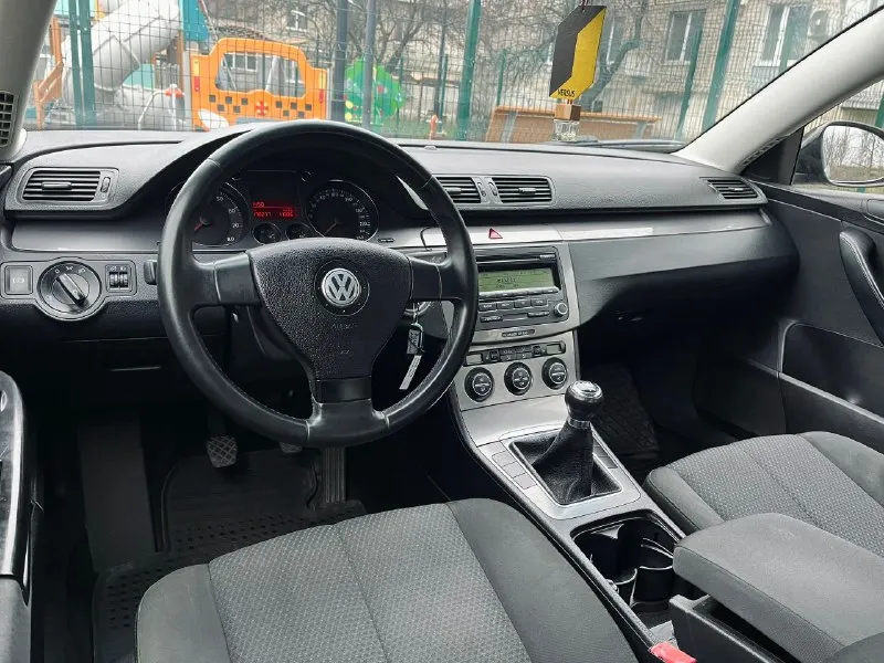 Продам vw passat b6 авто в редком состоянии и комплектации. двигатель простой 1.6 бензин (bse) 102л. с. и мкпп 5ст. 178000км. оригинального пробега подтвержденного заказ нарядами, сервисной книгой и автотекой. за всю историю 2 владельца, первый владел около 15лет. 2 ключа. автотека зеленая. по двигателю вопросов нет, масло не подъедает. кпп так же без проблем, сцепление мягкое. ходовка без стуков и прочих дефектов. кузов полностью в заводском окрасе, без вмятин, ржавчин, вздутостей и прочих дефектов. резина зима yokohama 2024г. в. в отличном состоянии. по комплектации 2-х. зонный климат(рабочий), передние подогревы, эсп и т. д. авто оформлено на меня, продажа от собственника. цена 850 000₽ осмотр старобешево +79493370737 - фотография - 9