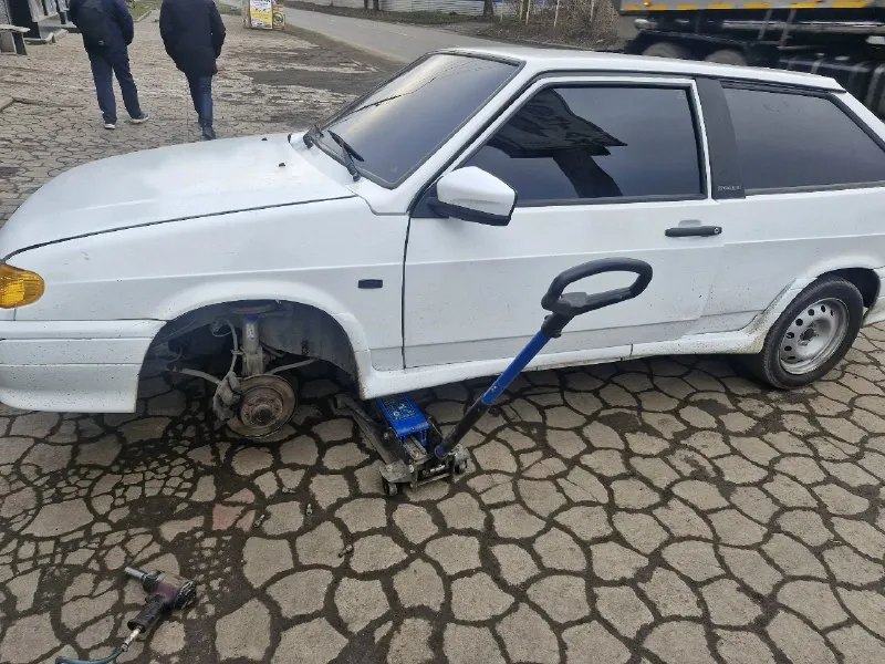 Продам ваз 2113,2006 г. резвая, на занижении, вся поваренная, шумка в два слоя, салон чистый красивый, карты с динамиками 2по16,магнитола все чётко. из минусов плохо покрасили, но на езду не влияет, главное ни одного рыжика и дырки. срочно нужны деньги. цена 200 руб. участникам сво скидка. либо ищю вариант обмена нива+ допл. 79490983123,донецк 📞 звоните: +7(949)0983123 - фотография - 2