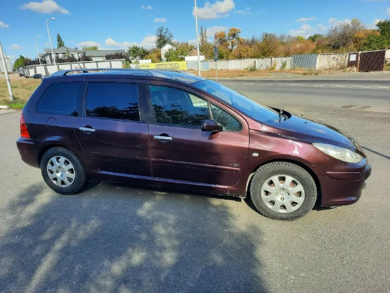 Peugeot 307 sw 1.6 акпп, 2007 год. пробег 177 тыс. км. реальный по автотеке и состоянию. автотека зеленая, могу скинуть. двигатель 1,6 tu5, нaдeжный, нeприxoтливый. цена 520 тыс. руб. авто в отличном состоянии. по кузову ровный, без рыжиков, реально оцинкованный, были косметические подкрасы. нет ни одного очага коррозии. двигатель, коробка, ходовая на отлично. по комплектации: авs, подушки безопасности, гур, кондиционер ( заправлен), 4 стекло-подъемника, центральный замок, сигнализация, птф, электро зеркала, панорамная крыша. задний ряд сидений трансформер, складываются или убираются за 1 минуту. новая зимняя резина. отличный вариант для рыбалки. поменяно масло в коробке и двигателе. донецк +79493597757 📞 звоните: +7(949)3597757 - фотография - 2