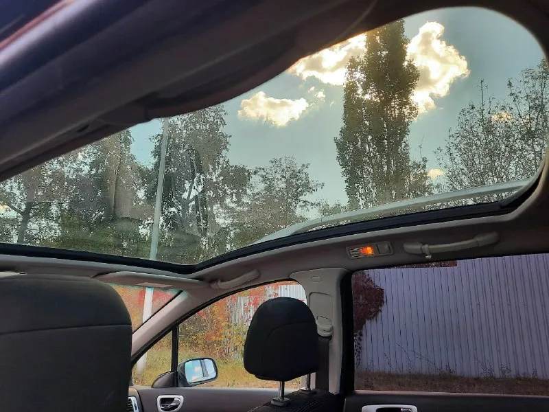 Peugeot 307 sw 1.6 акпп, 2007 год. пробег 177 тыс. км. реальный по автотеке и состоянию. автотека зеленая, могу скинуть. двигатель 1,6 tu5, нaдeжный, нeприxoтливый. цена 520 тыс. руб. авто в отличном состоянии. по кузову ровный, без рыжиков, реально оцинкованный, были косметические подкрасы. нет ни одного очага коррозии. двигатель, коробка, ходовая на отлично. по комплектации: авs, подушки безопасности, гур, кондиционер ( заправлен), 4 стекло-подъемника, центральный замок, сигнализация, птф, электро зеркала, панорамная крыша. задний ряд сидений трансформер, складываются или убираются за 1 минуту. новая зимняя резина. отличный вариант для рыбалки. поменяно масло в коробке и двигателе. донецк +79493597757 📞 звоните: +7(949)3597757 - фотография - 7