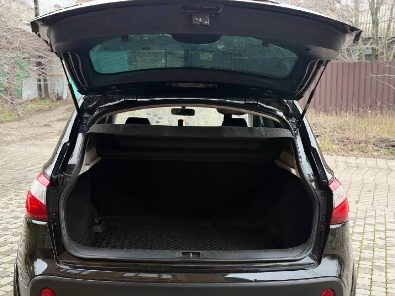 Продам - nissan qashqai год - 2011 пробег - 163.000км объём - 1.6 3-владелец птс - оригинал без дтп в родном окрасе машина в отличном состоянии, никаких вложений не требует. стоит практически новая зимняя резина. комплектация: электроусилитель руля, четыре стеклоподъемника, электро регулировка зеркал, подогрев сидений мульти руль, кондиционер, датчик света, датчик дождя, блютуз, стоит сигнализация с автозапуском, заводская магнитола, в комплекте отдам чехлы практически новые, днище, пороги в отличном состоянии, большой багажник и очень вместительная, одним словом машина для себя. переоформление через мрэо цена 1 040 000 тысяч рублей осмотр г. донецк остальное по телефону +79495788575 александр - фотография - 10