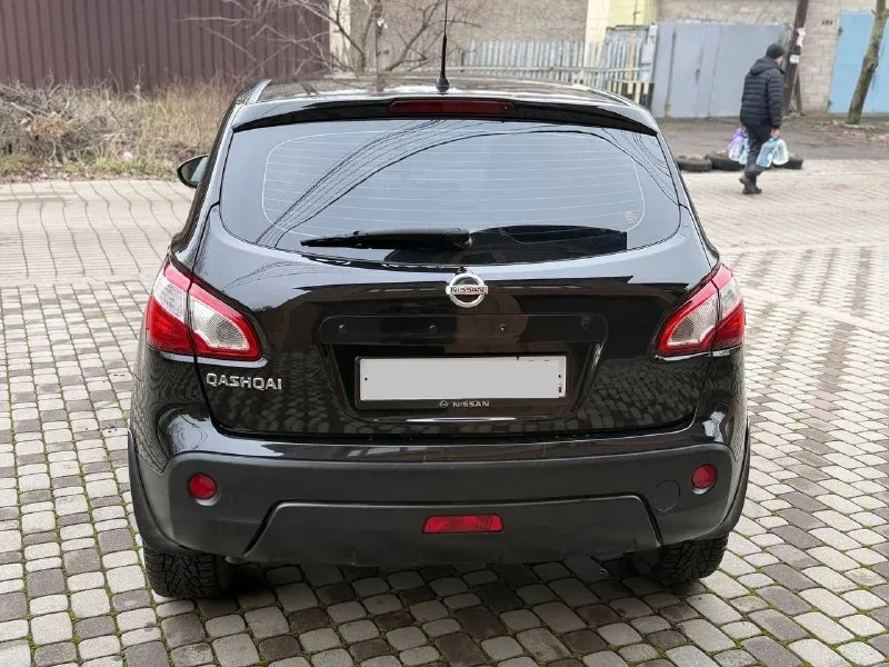 Продам - nissan qashqai год - 2011 пробег - 163.000км объём - 1.6 3-владелец птс - оригинал без дтп в родном окрасе машина в отличном состоянии, никаких вложений не требует. стоит практически новая зимняя резина. комплектация: электроусилитель руля, четыре стеклоподъемника, электро регулировка зеркал, подогрев сидений мульти руль, кондиционер, датчик света, датчик дождя, блютуз, стоит сигнализация с автозапуском, заводская магнитола, в комплекте отдам чехлы практически новые, днище, пороги в отличном состоянии, большой багажник и очень вместительная, одним словом машина для себя. переоформление через мрэо цена 1 040 000 тысяч рублей осмотр г. донецк остальное по телефону +79495788575 александр - фотография - 6
