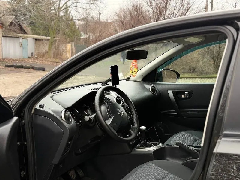Продам - nissan qashqai год - 2011 пробег - 163.000км объём - 1.6 3-владелец птс - оригинал без дтп в родном окрасе машина в отличном состоянии, никаких вложений не требует. стоит практически новая зимняя резина. комплектация: электроусилитель руля, четыре стеклоподъемника, электро регулировка зеркал, подогрев сидений мульти руль, кондиционер, датчик света, датчик дождя, блютуз, стоит сигнализация с автозапуском, заводская магнитола, в комплекте отдам чехлы практически новые, днище, пороги в отличном состоянии, большой багажник и очень вместительная, одним словом машина для себя. переоформление через мрэо цена 1 040 000 тысяч рублей осмотр г. донецк остальное по телефону +79495788575 александр - фотография - 8