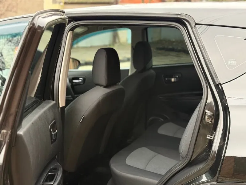 Продам - nissan qashqai год - 2011 пробег - 163.000км объём - 1.6 3-владелец птс - оригинал без дтп в родном окрасе машина в отличном состоянии, никаких вложений не требует. стоит практически новая зимняя резина. комплектация: электроусилитель руля, четыре стеклоподъемника, электро регулировка зеркал, подогрев сидений мульти руль, кондиционер, датчик света, датчик дождя, блютуз, стоит сигнализация с автозапуском, заводская магнитола, в комплекте отдам чехлы практически новые, днище, пороги в отличном состоянии, большой багажник и очень вместительная, одним словом машина для себя. переоформление через мрэо цена 1 040 000 тысяч рублей осмотр г. донецк остальное по телефону +79495788575 александр - фотография - 9