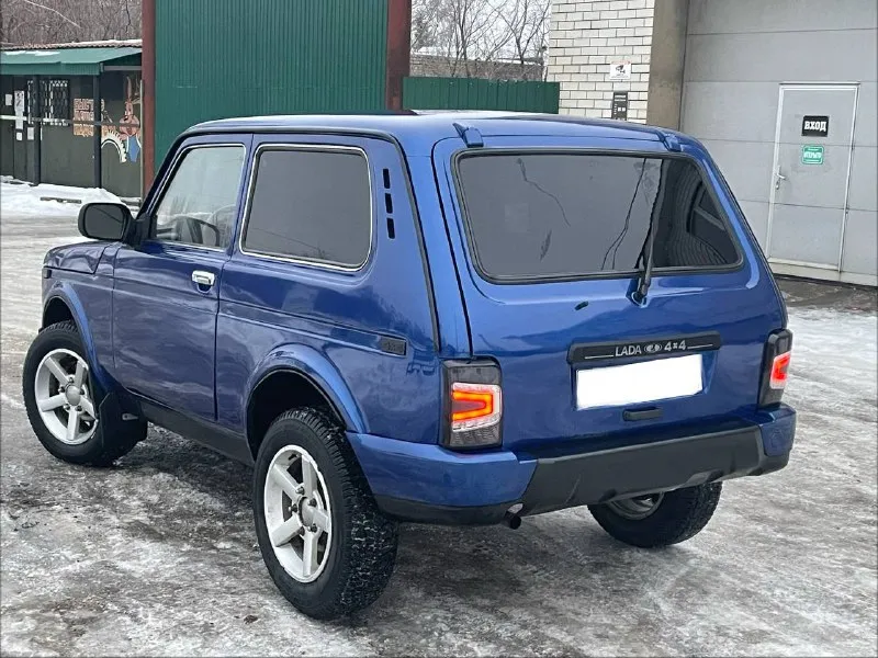 Продам ваз нива 2011 год в отличном состоянии мотор коробка роздатки мосты все на 5 + едит очень хорошо по кузову без рыжиков и корозии авто в дтп не участвовал, все герметики заводские, днище все силовые части ланжероны в заводском состоянии и без сварочных робот. авто на литых дисках новая резина, центральный замок сигнализация, музыка салон в идеальном состояние документы в полном порядке осмотр г. харцызск цена 415т. р номер для связи +79496994520 telegram на номере - фотография - 4