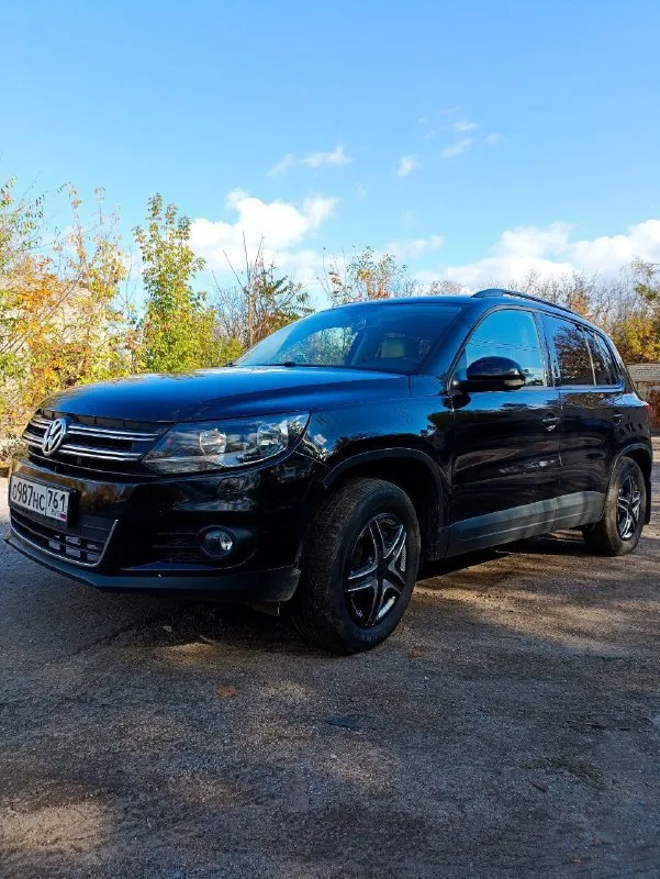 Продам фольксваген тигуан 2014 г. в. объем двигателя 1.4 турбо, передний привод. 2 собственник, ездит девушка. пробег 161.900 тыс. км. по комплектаци: кожаный салон, климат, подогрев сидений/зеркал/заднего стекла, кожаный руль, круиз контроль, сенсорный экран, автохолд, электронный ручник и многое другое. все подробности по тел: +79493219443 осмотр: г. донецк до 18:00 на цирке молоко, после 18:00 - в центре макеевке. цена: 1млн. 600 тыс. руб. торг уместен. - фотография - 2