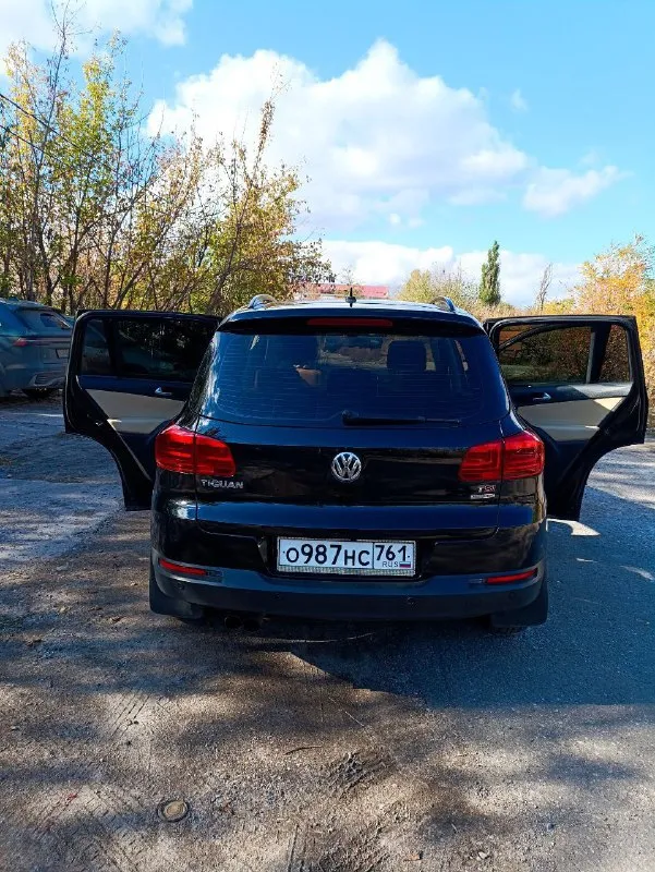 Продам фольксваген тигуан 2014 г. в. объем двигателя 1.4 турбо, передний привод. 2 собственник, ездит девушка. пробег 161.900 тыс. км. по комплектаци: кожаный салон, климат, подогрев сидений/зеркал/заднего стекла, кожаный руль, круиз контроль, сенсорный экран, автохолд, электронный ручник и многое другое. все подробности по тел: +79493219443 осмотр: г. донецк до 18:00 на цирке молоко, после 18:00 - в центре макеевке. цена: 1млн. 600 тыс. руб. торг уместен. - фотография - 4