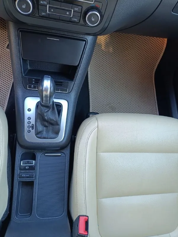 Продам фольксваген тигуан 2014 г. в. объем двигателя 1.4 турбо, передний привод. 2 собственник, ездит девушка. пробег 161.900 тыс. км. по комплектаци: кожаный салон, климат, подогрев сидений/зеркал/заднего стекла, кожаный руль, круиз контроль, сенсорный экран, автохолд, электронный ручник и многое другое. все подробности по тел: +79493219443 осмотр: г. донецк до 18:00 на цирке молоко, после 18:00 - в центре макеевке. цена: 1млн. 600 тыс. руб. торг уместен. - фотография - 6