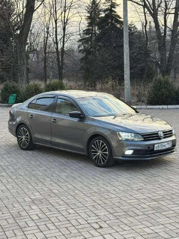 Volkswagen jetta 2017г. в 1.8 турбо цена 1🍋 270.руб торг пробег 220 тысяч, родной, любые проверки. машина в отличном состоянии. двигатель работает идеально, не троит, не дымит, масло не берет, едет очень бодро. коробка обычный aisin 6 ступ. так же все отлично, листает как надо, без пинков и буксов. по электрике все работает, кандер дует-заправлен, стеклоподъемники работают все, печка греет, мультимедиа работает, круиз работает, старт/стоп -запускает в общем сел и поехал. г. макеевка, связь +79494094295 +79493219323 📞 звоните: +7(949)4094295 - фотография - 2