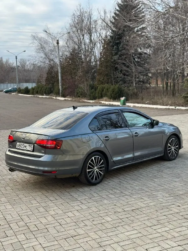 Volkswagen jetta 2017г. в 1.8 турбо цена 1🍋 270.руб торг пробег 220 тысяч, родной, любые проверки. машина в отличном состоянии. двигатель работает идеально, не троит, не дымит, масло не берет, едет очень бодро. коробка обычный aisin 6 ступ. так же все отлично, листает как надо, без пинков и буксов. по электрике все работает, кандер дует-заправлен, стеклоподъемники работают все, печка греет, мультимедиа работает, круиз работает, старт/стоп -запускает в общем сел и поехал. г. макеевка, связь +79494094295 +79493219323 📞 звоните: +7(949)4094295 - фотография - 3