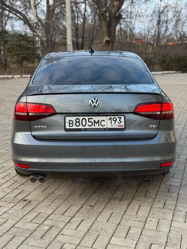 Volkswagen jetta 2017г. в 1.8 турбо цена 1🍋 270.руб торг пробег 220 тысяч, родной, любые проверки. машина в отличном состоянии. двигатель работает идеально, не троит, не дымит, масло не берет, едет очень бодро. коробка обычный aisin 6 ступ. так же все отлично, листает как надо, без пинков и буксов. по электрике все работает, кандер дует-заправлен, стеклоподъемники работают все, печка греет, мультимедиа работает, круиз работает, старт/стоп -запускает в общем сел и поехал. г. макеевка, связь +79494094295 +79493219323 📞 звоните: +7(949)4094295 - фотография - 4