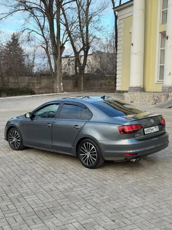 Volkswagen jetta 2017г. в 1.8 турбо цена 1🍋 270.руб торг пробег 220 тысяч, родной, любые проверки. машина в отличном состоянии. двигатель работает идеально, не троит, не дымит, масло не берет, едет очень бодро. коробка обычный aisin 6 ступ. так же все отлично, листает как надо, без пинков и буксов. по электрике все работает, кандер дует-заправлен, стеклоподъемники работают все, печка греет, мультимедиа работает, круиз работает, старт/стоп -запускает в общем сел и поехал. г. макеевка, связь +79494094295 +79493219323 📞 звоните: +7(949)4094295 - фотография - 5