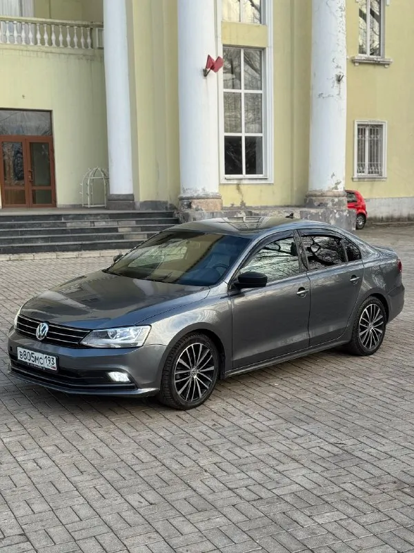 Volkswagen jetta 2017г. в 1.8 турбо цена 1🍋 270.руб торг пробег 220 тысяч, родной, любые проверки. машина в отличном состоянии. двигатель работает идеально, не троит, не дымит, масло не берет, едет очень бодро. коробка обычный aisin 6 ступ. так же все отлично, листает как надо, без пинков и буксов. по электрике все работает, кандер дует-заправлен, стеклоподъемники работают все, печка греет, мультимедиа работает, круиз работает, старт/стоп -запускает в общем сел и поехал. г. макеевка, связь +79494094295 +79493219323 📞 звоните: +7(949)4094295 - фотография - 6