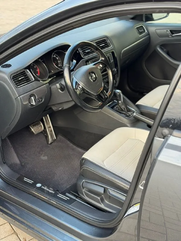 Volkswagen jetta 2017г. в 1.8 турбо цена 1🍋 270.руб торг пробег 220 тысяч, родной, любые проверки. машина в отличном состоянии. двигатель работает идеально, не троит, не дымит, масло не берет, едет очень бодро. коробка обычный aisin 6 ступ. так же все отлично, листает как надо, без пинков и буксов. по электрике все работает, кандер дует-заправлен, стеклоподъемники работают все, печка греет, мультимедиа работает, круиз работает, старт/стоп -запускает в общем сел и поехал. г. макеевка, связь +79494094295 +79493219323 📞 звоните: +7(949)4094295 - фотография - 7