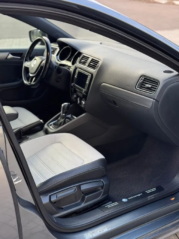 Volkswagen jetta 2017г. в 1.8 турбо цена 1🍋 270.руб торг пробег 220 тысяч, родной, любые проверки. машина в отличном состоянии. двигатель работает идеально, не троит, не дымит, масло не берет, едет очень бодро. коробка обычный aisin 6 ступ. так же все отлично, листает как надо, без пинков и буксов. по электрике все работает, кандер дует-заправлен, стеклоподъемники работают все, печка греет, мультимедиа работает, круиз работает, старт/стоп -запускает в общем сел и поехал. г. макеевка, связь +79494094295 +79493219323 📞 звоните: +7(949)4094295 - фотография - 9