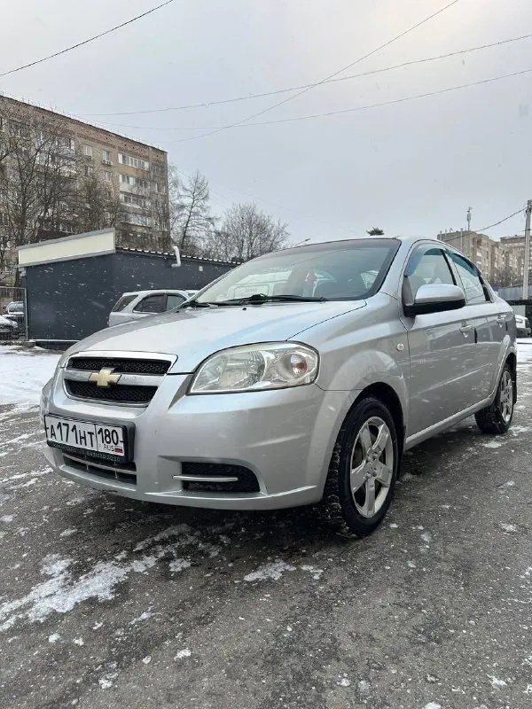 Продам chevrolet aveo продажа от собственника ! 2011 год родной пробег 200 тысяч. я 3 хозяин. авто абсолютно вся обслужена и не требует никаких вложений и в ближайшее время не будет требовать. коробка передач механика работает в штатном режиме. двигатель 1.4 работает как часы. за всё время не было ни одного дтп автотека зеленая комплектация : кондиционер, автозапуск, гур, подушки безопасности, abs, эл. стеклоподъемники, сигнализация с обратной связью. днище стаканы пороги ланжероны как новые. готов на любые проверки так как автомобиль реально без вложений. юридически чистая. авто на донецких номерах. продажа через мрэо. 2 комплекта колес. осмотр г. донецк цена : 410.000 торг реальному покупателю. +7(949)4935186 📲 tg: vova 📞 звоните: +7(949)4935186 - фотография - 3