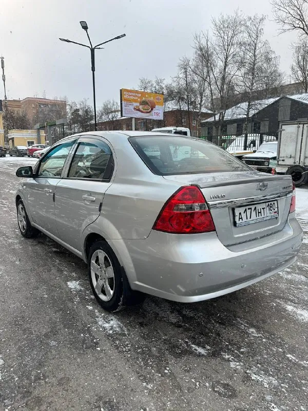 Продам chevrolet aveo продажа от собственника ! 2011 год родной пробег 200 тысяч. я 3 хозяин. авто абсолютно вся обслужена и не требует никаких вложений и в ближайшее время не будет требовать. коробка передач механика работает в штатном режиме. двигатель 1.4 работает как часы. за всё время не было ни одного дтп автотека зеленая комплектация : кондиционер, автозапуск, гур, подушки безопасности, abs, эл. стеклоподъемники, сигнализация с обратной связью. днище стаканы пороги ланжероны как новые. готов на любые проверки так как автомобиль реально без вложений. юридически чистая. авто на донецких номерах. продажа через мрэо. 2 комплекта колес. осмотр г. донецк цена : 410.000 торг реальному покупателю. +7(949)4935186 📲 tg: vova 📞 звоните: +7(949)4935186 - фотография - 4