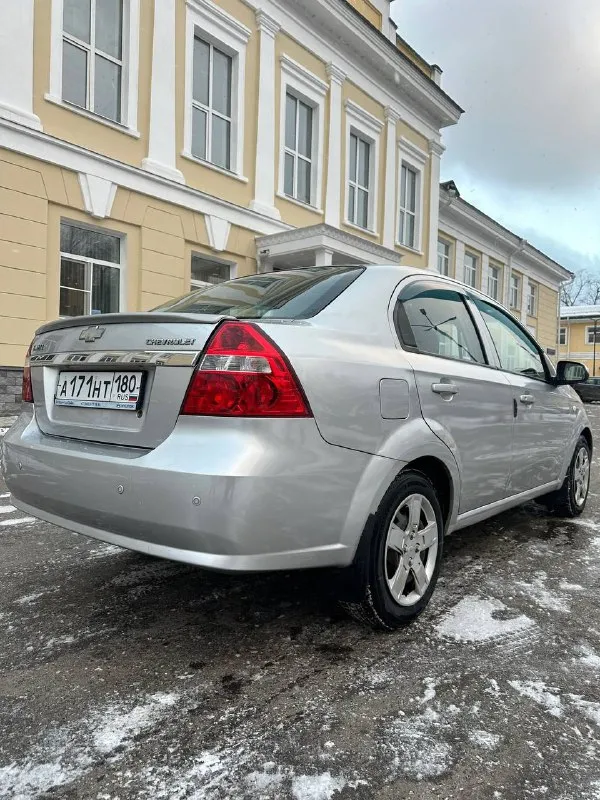 Продам chevrolet aveo продажа от собственника ! 2011 год родной пробег 200 тысяч. я 3 хозяин. авто абсолютно вся обслужена и не требует никаких вложений и в ближайшее время не будет требовать. коробка передач механика работает в штатном режиме. двигатель 1.4 работает как часы. за всё время не было ни одного дтп автотека зеленая комплектация : кондиционер, автозапуск, гур, подушки безопасности, abs, эл. стеклоподъемники, сигнализация с обратной связью. днище стаканы пороги ланжероны как новые. готов на любые проверки так как автомобиль реально без вложений. юридически чистая. авто на донецких номерах. продажа через мрэо. 2 комплекта колес. осмотр г. донецк цена : 410.000 торг реальному покупателю. +7(949)4935186 📲 tg: vova 📞 звоните: +7(949)4935186 - фотография - 5