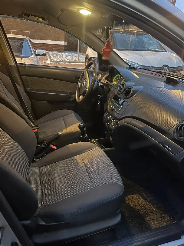 Продам chevrolet aveo продажа от собственника ! 2011 год родной пробег 200 тысяч. я 3 хозяин. авто абсолютно вся обслужена и не требует никаких вложений и в ближайшее время не будет требовать. коробка передач механика работает в штатном режиме. двигатель 1.4 работает как часы. за всё время не было ни одного дтп автотека зеленая комплектация : кондиционер, автозапуск, гур, подушки безопасности, abs, эл. стеклоподъемники, сигнализация с обратной связью. днище стаканы пороги ланжероны как новые. готов на любые проверки так как автомобиль реально без вложений. юридически чистая. авто на донецких номерах. продажа через мрэо. 2 комплекта колес. осмотр г. донецк цена : 410.000 торг реальному покупателю. +7(949)4935186 📲 tg: vova 📞 звоните: +7(949)4935186 - фотография - 7