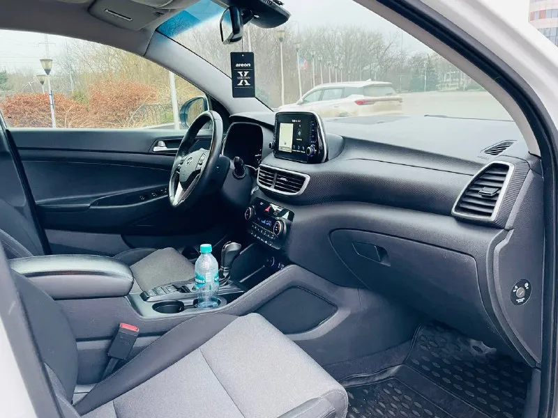 Срочно очень цена снижена до нового года в продаже крассовер комфортный удобный hyundai tucson рейсталинг поколение ||| эксплуатация с 2020 года двигатель 2.0 бензин коробка автоматическая пробег родной 114 тыс км. автомобиль в идеальном состоянии lux full !!! в ближайшем времени не требует вложений !!! кузов весь в заводском окрасе в оригинале !!! стёкла все оригинальные включая лобовое !!! пред максимальная комплектация, бесключевой доступ start-stop ухоженный тканевый салон, датчики света, и дождя, подогревы всех сидений, подогрев зеркал и стекл, подогрев руля мульти руль, полный электропакет, carplay мультимедиа, блютус громкая связь, сигнализация удобная - star laine управляй мечтой, новые зимние шины, и очень многое другое ! с документами полный порядок любое оформление г. донецк осмотр по договоренности по городу ! успевайте приобрести автомобиль до нового года 🎁 по сниженной стоимости срочная продажа 2200:000 тысяч рублей номер телефона телега макс +79493969855 руслан - фотография - 10