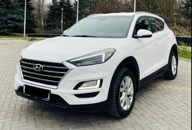 Срочно очень цена снижена до нового года в продаже крассовер комфортный удобный hyundai tucson рейсталинг поколение ||| эксплуатация с 2020 года двигатель 2.0 бензин коробка автоматическая пробег родной 114 тыс км. автомобиль в идеальном состоянии lux full !!! в ближайшем времени не требует вложений !!! кузов весь в заводском окрасе в оригинале !!! стёкла все оригинальные включая лобовое !!! пред максимальная комплектация, бесключевой доступ start-stop ухоженный тканевый салон, датчики света, и дождя, подогревы всех сидений, подогрев зеркал и стекл, подогрев руля мульти руль, полный электропакет, carplay мультимедиа, блютус громкая связь, сигнализация удобная - star laine управляй мечтой, новые зимние шины, и очень многое другое ! с документами полный порядок любое оформление г. донецк осмотр по договоренности по городу ! успевайте приобрести автомобиль до нового года 🎁 по сниженной стоимости срочная продажа 2200:000 тысяч рублей номер телефона телега макс +79493969855 руслан - фотография - 3