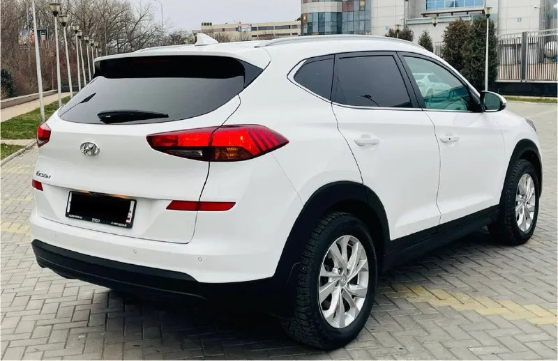 Срочно очень цена снижена до нового года в продаже крассовер комфортный удобный hyundai tucson рейсталинг поколение ||| эксплуатация с 2020 года двигатель 2.0 бензин коробка автоматическая пробег родной 114 тыс км. автомобиль в идеальном состоянии lux full !!! в ближайшем времени не требует вложений !!! кузов весь в заводском окрасе в оригинале !!! стёкла все оригинальные включая лобовое !!! пред максимальная комплектация, бесключевой доступ start-stop ухоженный тканевый салон, датчики света, и дождя, подогревы всех сидений, подогрев зеркал и стекл, подогрев руля мульти руль, полный электропакет, carplay мультимедиа, блютус громкая связь, сигнализация удобная - star laine управляй мечтой, новые зимние шины, и очень многое другое ! с документами полный порядок любое оформление г. донецк осмотр по договоренности по городу ! успевайте приобрести автомобиль до нового года 🎁 по сниженной стоимости срочная продажа 2200:000 тысяч рублей номер телефона телега макс +79493969855 руслан - фотография - 7