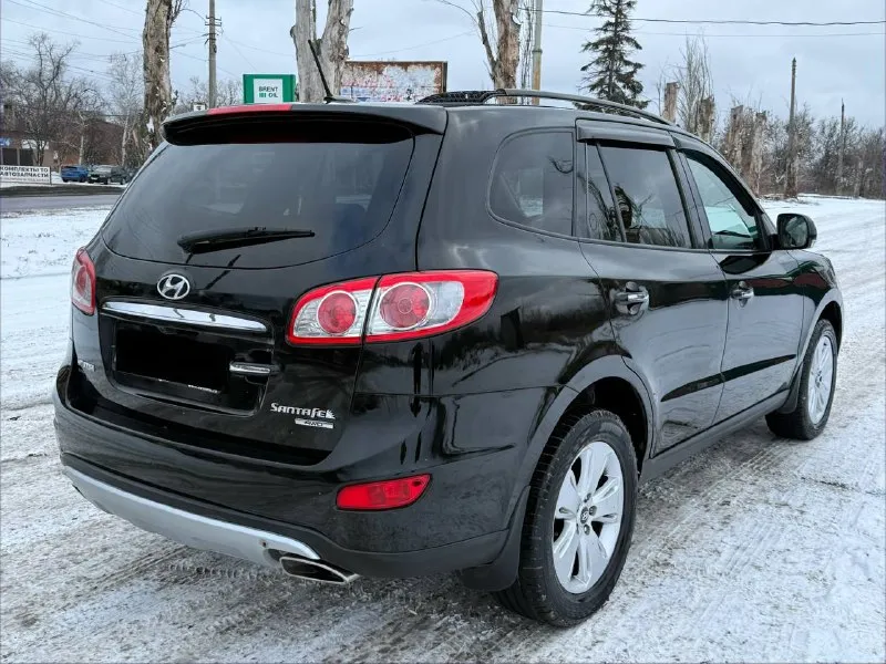 Продам hyundai santa fe 2.4 бензин год выпуска 2012 состояние идеальное. без вмятин царапин и рыжиков сервисные книги. 2 ключа в родном окрасе кнопка star - stop без ключевой доступ вложений не требует! любое оформление! салон не затертый не порваный резина новая авто полностью обслужена до мелочей работает ровно. коробка переключает идеально климат контроль работает все жидкости заменены! стекла все родные каждая кнопка работает) цена 1.345₽ +7-949-794-46-27 остольные вопросы по телефону звоните в любое время. 📲 tg: евгений 📞 звоните: +7(949)7944627 - фотография - 4