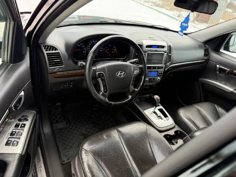 Продам hyundai santa fe 2.4 бензин год выпуска 2012 состояние идеальное. без вмятин царапин и рыжиков сервисные книги. 2 ключа в родном окрасе кнопка star - stop без ключевой доступ вложений не требует! любое оформление! салон не затертый не порваный резина новая авто полностью обслужена до мелочей работает ровно. коробка переключает идеально климат контроль работает все жидкости заменены! стекла все родные каждая кнопка работает) цена 1.345₽ +7-949-794-46-27 остольные вопросы по телефону звоните в любое время. 📲 tg: евгений 📞 звоните: +7(949)7944627 - фотография - 5