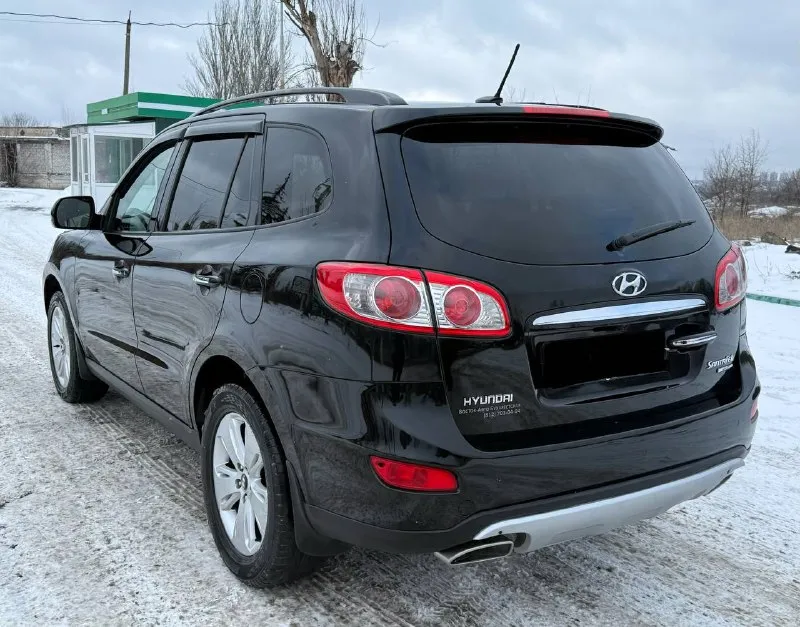 Продам hyundai santa fe 2.4 бензин год выпуска 2012 состояние идеальное. без вмятин царапин и рыжиков сервисные книги. 2 ключа в родном окрасе кнопка star - stop без ключевой доступ вложений не требует! любое оформление! салон не затертый не порваный резина новая авто полностью обслужена до мелочей работает ровно. коробка переключает идеально климат контроль работает все жидкости заменены! стекла все родные каждая кнопка работает) цена 1.345₽ +7-949-794-46-27 остольные вопросы по телефону звоните в любое время. 📲 tg: евгений 📞 звоните: +7(949)7944627 - фотография - 7