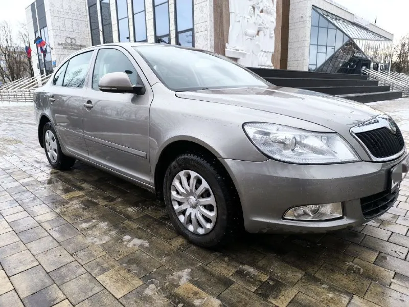 Продам skoda octavia a5 рестайлинг ( skoda октавия) двигатель 1.6 mpi классический автомат. (японский aisin) пробег: 175 тысяч км. 100% оригинальный, не скрученный. очень легко проверяется. машина полностью обслужена, за время владения вложено много денег. машина без проблем, все работает я 3 хозяин юридически чистая подогревы передних сидений, датчик дождя, датчик света, противотуманные фары, подлокотник. кто ищет живую шкоду, приезжайте- смотрите. сейчас таких мало. подробности в сообщениях или по телефону +79497468109 📲 tg: @dmitriype 📞 звоните: +7(949)7468109 - фотография - 2