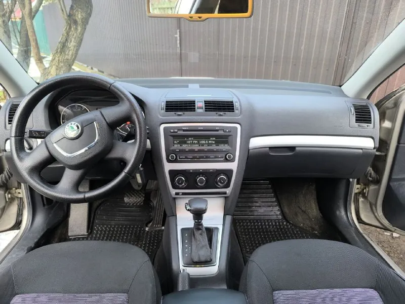 Продам skoda octavia a5 рестайлинг ( skoda октавия) двигатель 1.6 mpi классический автомат. (японский aisin) пробег: 175 тысяч км. 100% оригинальный, не скрученный. очень легко проверяется. машина полностью обслужена, за время владения вложено много денег. машина без проблем, все работает я 3 хозяин юридически чистая подогревы передних сидений, датчик дождя, датчик света, противотуманные фары, подлокотник. кто ищет живую шкоду, приезжайте- смотрите. сейчас таких мало. подробности в сообщениях или по телефону +79497468109 📲 tg: @dmitriype 📞 звоните: +7(949)7468109 - фотография - 6