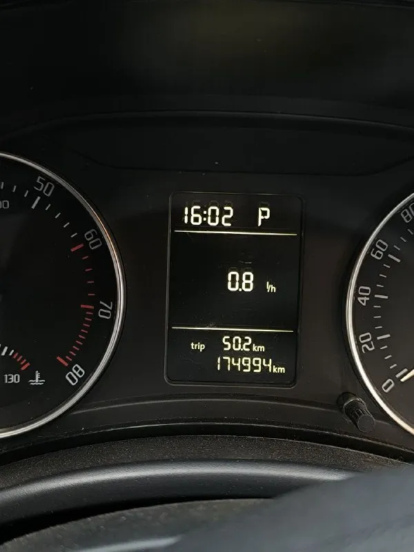 Продам skoda octavia a5 рестайлинг ( skoda октавия) двигатель 1.6 mpi классический автомат. (японский aisin) пробег: 175 тысяч км. 100% оригинальный, не скрученный. очень легко проверяется. машина полностью обслужена, за время владения вложено много денег. машина без проблем, все работает я 3 хозяин юридически чистая подогревы передних сидений, датчик дождя, датчик света, противотуманные фары, подлокотник. кто ищет живую шкоду, приезжайте- смотрите. сейчас таких мало. подробности в сообщениях или по телефону +79497468109 📲 tg: @dmitriype 📞 звоните: +7(949)7468109 - фотография - 8