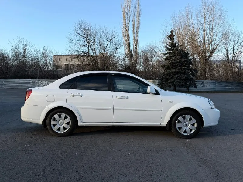 Продам седан🔥 🔥 chevrolet lacetti🔥 •2012 год •объем двигателя: 1.6, газ/бензин •109 л. с. •пробег: 168т. • полноценный автомат) автомобиль для своих лет в безупречном состоянии. всегда все обслуживалось вовремя! весь в заводском окрасе, кроме бамперов. кто ищет хозяйский, обслуженный автомобиль, то это тот самый вариант. машина продается в луганске цена: 770т. руб. звоните: +79595089905! 📞 звоните: +7(959)5089905 - фотография - 10