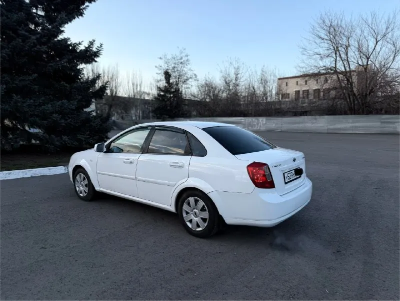Продам седан🔥 🔥 chevrolet lacetti🔥 •2012 год •объем двигателя: 1.6, газ/бензин •109 л. с. •пробег: 168т. • полноценный автомат) автомобиль для своих лет в безупречном состоянии. всегда все обслуживалось вовремя! весь в заводском окрасе, кроме бамперов. кто ищет хозяйский, обслуженный автомобиль, то это тот самый вариант. машина продается в луганске цена: 770т. руб. звоните: +79595089905! 📞 звоните: +7(959)5089905 - фотография - 2