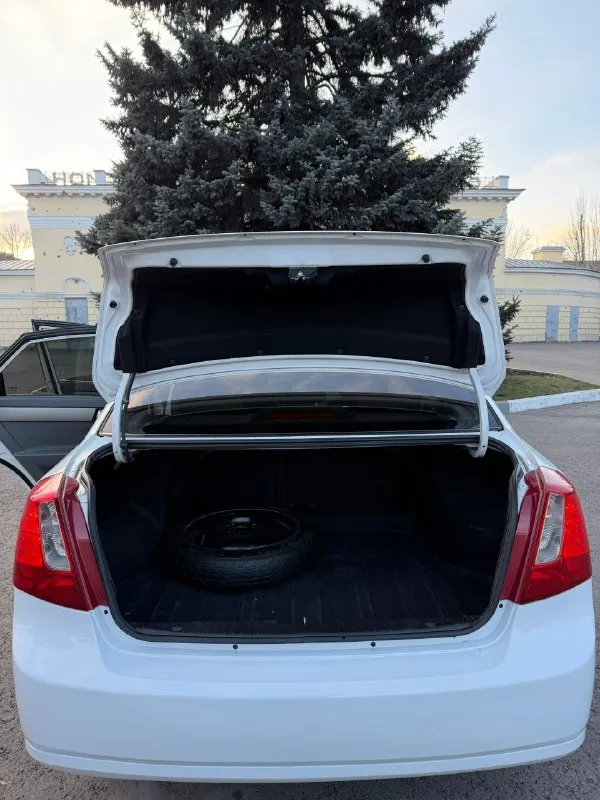 Продам седан🔥 🔥 chevrolet lacetti🔥 •2012 год •объем двигателя: 1.6, газ/бензин •109 л. с. •пробег: 168т. • полноценный автомат) автомобиль для своих лет в безупречном состоянии. всегда все обслуживалось вовремя! весь в заводском окрасе, кроме бамперов. кто ищет хозяйский, обслуженный автомобиль, то это тот самый вариант. машина продается в луганске цена: 770т. руб. звоните: +79595089905! 📞 звоните: +7(959)5089905 - фотография - 7