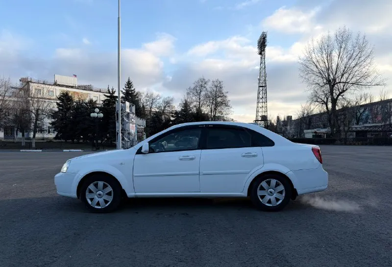 Продам седан🔥 🔥 chevrolet lacetti🔥 •2012 год •объем двигателя: 1.6, газ/бензин •109 л. с. •пробег: 168т. • полноценный автомат) автомобиль для своих лет в безупречном состоянии. всегда все обслуживалось вовремя! весь в заводском окрасе, кроме бамперов. кто ищет хозяйский, обслуженный автомобиль, то это тот самый вариант. машина продается в луганске цена: 770т. руб. звоните: +79595089905! 📞 звоните: +7(959)5089905 - фотография - 9